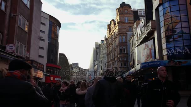LONDRES, ANGLETERRE - 21 décembre : Visite à pied du Centre London Cinema and Shopping Street à Leicester Square Theatreland à Londres (Ultra haute définition, Ultra HD, UHD, 4K, temps réel  ) — Video