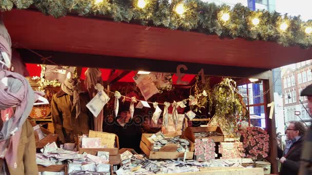 London, England-December 21: Chrismas marknad och shopping gata i Leicester Square Theatreland i London människor går besök (Ultra High Definition, Ultra HD, UHD, 4K, realtid ) — Stockvideo