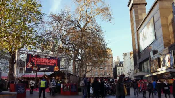 LONDRA, INGHILTERRA - 21 dicembre: Mercatino di Natale e via dello Shopping a Leicester Square Theatreland a Londra Visita a piedi delle persone (Ultra High Definition, Ultra HD, UHD, 4K, in tempo reale  ) — Video Stock
