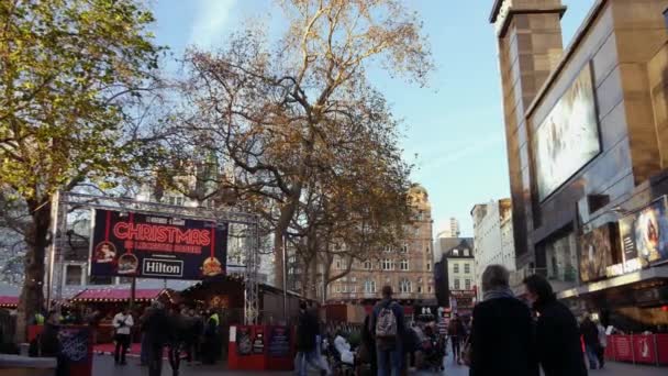 LONDRES, INGLÊS - 21 de dezembro: Chrismas Market and Shopping Street em Leicester Square Theatreland em Londres Pessoas Caminham Visita (Ultra High Definition, Ultra HD, UHD, 4K, em tempo real  ) — Vídeo de Stock