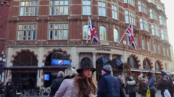 LONDRES, INGLÊS - 21 de dezembro: Centre London Cinema and Shopping Street em Leicester Square Theatreland em Londres People Walk Visit (Ultra High Definition, Ultra HD, UHD, 4K, tempo real  ) — Vídeo de Stock