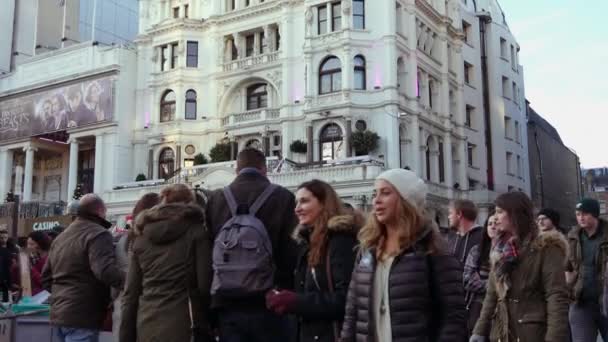 LONDRES, INGLATERRA - 21 de diciembre: Centre London Cinema and Shopping Street en Leicester Square Theatreland en Londres Visita a pie de personas (Ultra alta definición, Ultra HD, UHD, 4K, en tiempo real  ) — Vídeos de Stock