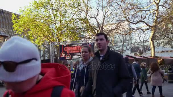 Londen, Engeland-21 december: Chrismas markt en winkelstraat in Leicester Square Theatreland in Londen mensen lopen bezoek (Ultra High Definition, Ultra HD, UHD, 4k, real time ) — Stockvideo