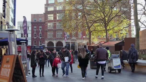 LONDRES, INGLATERRA - 21 de diciembre: Centre London Cinema and Shopping Street en Leicester Square Theatreland en Londres Visita a pie de personas (Ultra alta definición, Ultra HD, UHD, 4K, en tiempo real  ) — Vídeo de stock