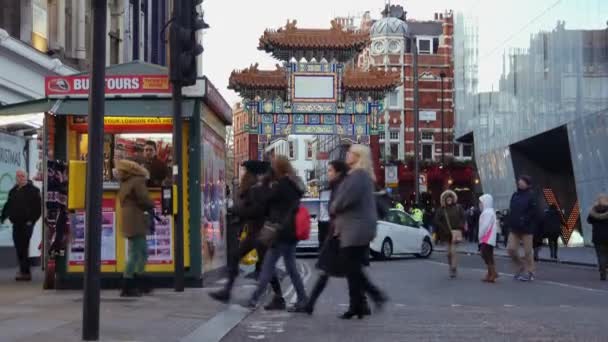 London, England-December 21: Centre London Cinema och shopping gata i Leicester Square Theatreland i London människor gå besök (Ultra High Definition, Ultra HD, UHD, 4K, realtid ) — Stockvideo