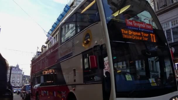 LONDRES, INGLÊS - 21 de dezembro: Centre London Cinema and Shopping Street em Leicester Square Theatreland em Londres People Walk Visit (Ultra High Definition, Ultra HD, UHD, 4K, tempo real  ) — Vídeo de Stock