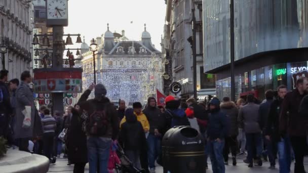 Londyn, Anglia-21 grudnia: centrum kina londyńskiego i ulica handlowa w Leicester Square Theatreland w Londynie ludzie walk wizyta (Ultra High Definition, Ultra HD, UHD, 4K, w czasie rzeczywistym ) — Wideo stockowe