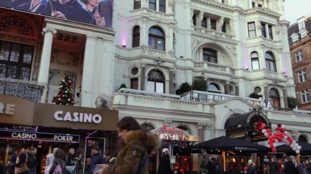 Londýn, Anglie-21. prosince: centrum londýnské kino a nákupní ulice v Leicesteru náměstí divadla v Londýně lidé navštěvují návštěvu (Ultra High Definition, Ultra HD, UHD, 4k, skutečný čas ) — Stock video