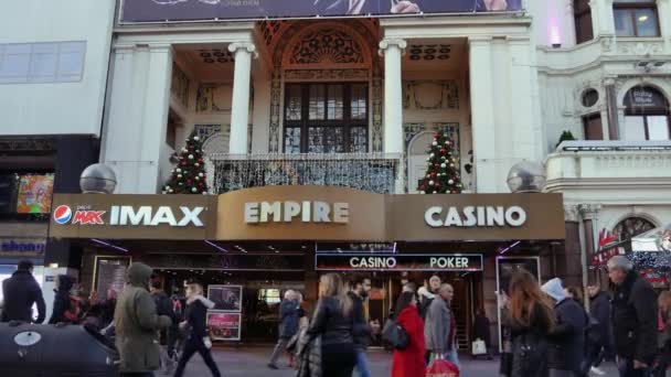 LONDON, ENGLAND - December 21: Centre London Cinema and Shopping Street i Leicester Square Theatreland i London Folk Walk Visit (Ultra High Definition, Ultra HD, UHD, 4K, realtid  ) – Stock-video