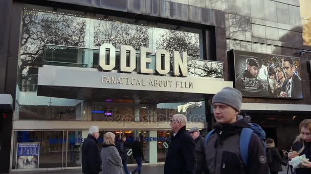 LONDRA, INGHILTERRA - 19 DICEMBRE: Famoso cinema Odeon a Leicester Square - il luogo per le anteprime cinematografiche di Londra in Leicester Square — Video Stock