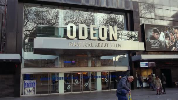 LONDRES, ENGLÂNDIA - 19 DE DEZEMBRO: Famoso Odeon Cinema na Leicester Square - o lugar para estreias de filmes de Londres na Leicester Square — Vídeo de Stock