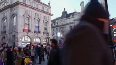 Londra, İngiltere - 22 Aralık: trafik ve akşam Noel ışık ile Piccadilly Circus üzerinde yayalar. Londra'da saat rush, Piccadilly Circus ve Regent Street görüntüleyin; Ultra Hd 4k,
