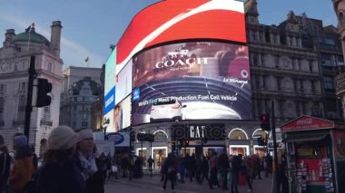 Londra, İngiltere - 22 Aralık: trafik ve akşam Noel ışık ile Piccadilly Circus üzerinde yayalar. Londra'da saat rush, Piccadilly Circus ve Regent Street görüntüleyin; Ultra Hd 4k,