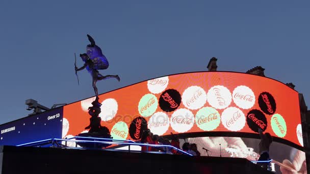 LONDRA, Regno Unito - 22 dicembre: Traffico e pedoni su Piccadilly Circus la sera con la luce natalizia. Ora di punta a Londra, vista su Piccadilly Circus e Regent Street; ULTRA HD 4k , — Video Stock