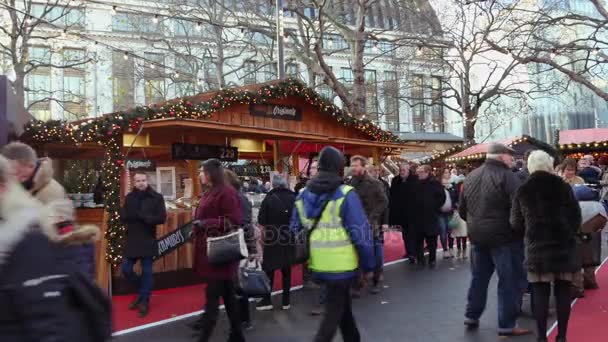 LONDRES, INGLÊS - 21 de dezembro: Chrismas Market and Shopping Street em Leicester Square Theatreland em Londres Pessoas Caminham Visita (Ultra High Definition, Ultra HD, UHD, 4K, em tempo real  ) — Vídeo de Stock