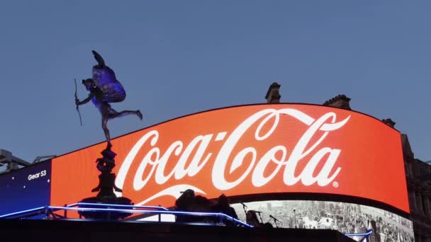 LONDRES, Royaume-Uni - 22 décembre : circulation et piétons sur Piccadilly Circus le soir avec la lumière de Noël. Heure de pointe à Londres, vue sur le Piccadilly Circus et Regent Street ; ULTRA HD 4k , — Video