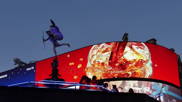 伦敦，英国-12 月 22 日︰ 交通和行人在皮卡迪利马戏团在晚上与圣诞灯。在伦敦高峰、 查看到皮卡迪利马戏团和摄政街;超高清 4 k, — 图库视频影像