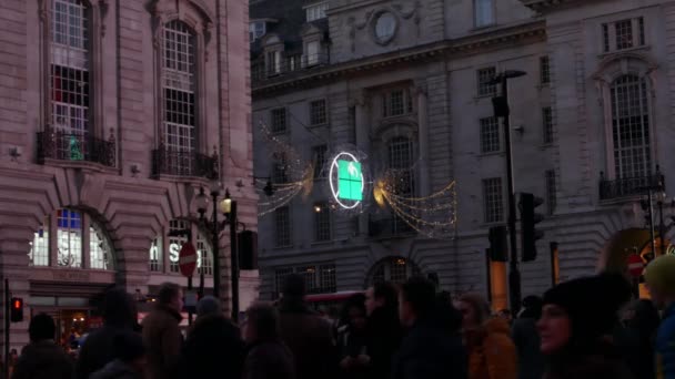 LONDON, UK - december 22: Traffic and pedestrians on Piccadilly Circus in the evening with Christmas Light. Rush hour in London, view to the Piccadilly Circus and Regent Street;ULTRA HD 4k, — Stock Video