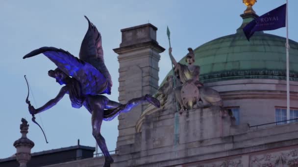 LONDRES, Reino Unido - 22 de diciembre: Tráfico y peatones en Piccadilly Circus por la noche con luz navideña. Hora punta en Londres, vista al Circo Piccadilly y Regent Street; ULTRA HD 4k , — Vídeo de stock