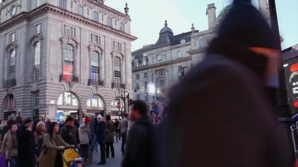 ЛОНДОН, Великобритания - 22 декабря: Пробки и пешеходы на Пикадилли Цирк вечером с рождественским светом. Час пик в Лондоне, вид на Цирк Пикадилли и Риджент-стрит; ULTRA HD 4k , — стоковое видео