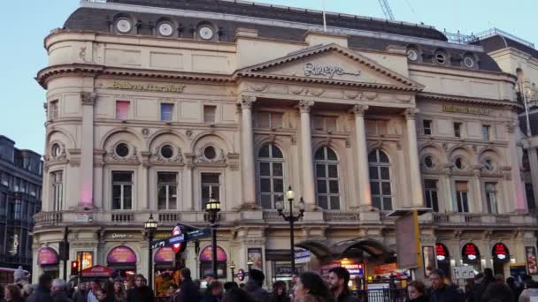 ลอนดอน, สหราชอาณาจักร 22 ธันวาคม: การจราจรและคนเดินเท้าบน Piccadilly Circus ในตอนเย็นด้วยแสงคริสต์มาส ชั่วโมงเร่งด่วนในลอนดอน มุมมองของ Piccadilly Circus และ Regent Street;ULTRA HD 4k , — วีดีโอสต็อก