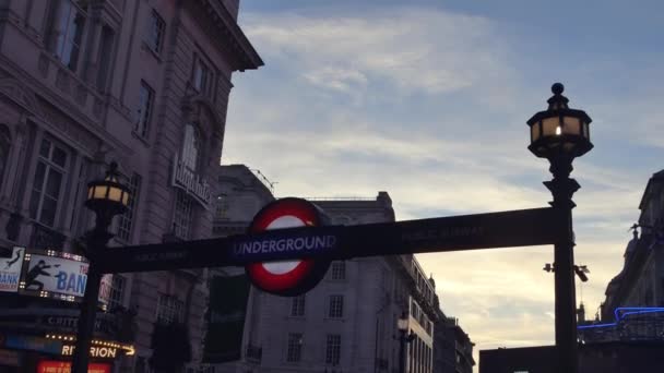 London, UK - 22. Dezember: Verkehr und Fußgänger auf dem Piccadilly Circus am Abend mit Weihnachtsbeleuchtung. Rush Hour in London, Blick auf den Piccadilly Circus und die Regent Street; ultra hd 4k, — Stockvideo