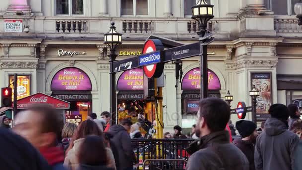 LONDRES, Reino Unido - 22 de dezembro: Trânsito e pedestres no Piccadilly Circus à noite com Luz de Natal. Hora de ponta em Londres, vista para o Piccadilly Circus e Regent Street; ULTRA HD 4k , — Vídeo de Stock