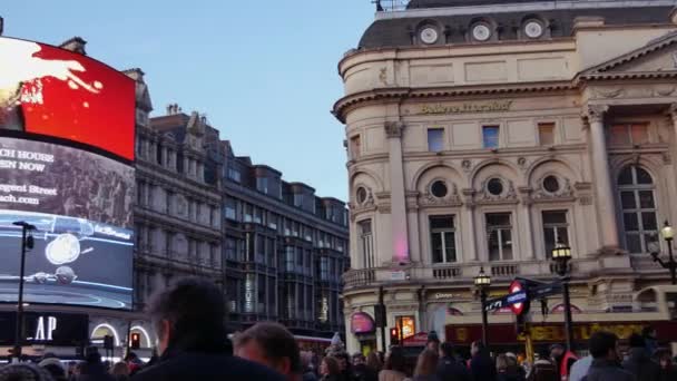 Londýn, Velká Británie - 22. prosince: provoz a chodci na náměstí Piccadilly Circus večer s vánoční světlo. Špičky v Londýně, pohled do náměstí Piccadilly Circus a Regent Street; Ultra Hd 4k, — Stock video