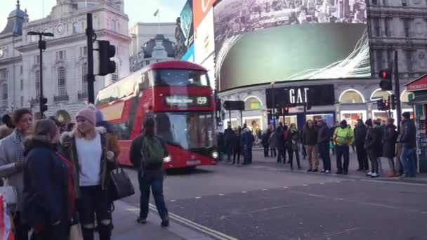 London, Wielka Brytania - 22 grudnia: ruchu i pieszych na Piccadilly Circus w wieczór z Boże Narodzenie światła. Godziny szczytu w Londynie, zobacz Piccadilly Circus i Regent Street; Ultra Hd 4k, — Wideo stockowe