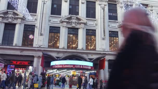 LONDRA - DEC 19: Christmas Lights Display su Regent Street il 19 dicembre, Londra, Regno Unito. Le moderne luci colorate di Natale attraggono e incoraggiano le persone per la strada . — Video Stock