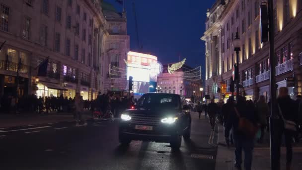 Londýn - prosinec 19: Vánoční osvětlení displeje na Regent Street na Dec 19, Londýn, Velká Británie. Moderní barevné vánoční osvětlení přilákat a povzbudit lidi, aby na ulici. — Stock video