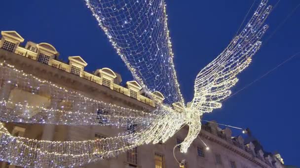 ロンドン - 12 月 19 日: クリスマス 12 月 19 日、リージェント ・ ストリート、ロンドン、英国の表示が点灯します。近代的なカラフルなクリスマス ライトを引き付ける、通りに人々 を奨励. — ストック動画