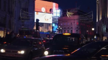 Londra - Aralık 19: Noel ışıkları ekran Regent Caddesi üzerinde Aralık 19, Londra, İngiltere. Modern renkli Noel ışıkları çekmek ve insanlar sokaklarda teşvik.