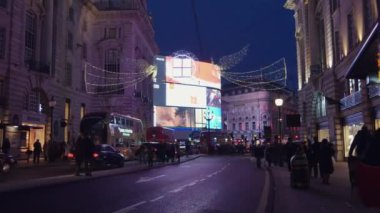 Londra - Aralık 19: Noel ışıkları ekran Regent Caddesi üzerinde Aralık 19, Londra, İngiltere. Modern renkli Noel ışıkları çekmek ve insanlar sokaklarda teşvik.
