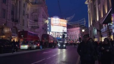 Londra - Aralık 19: Noel ışıkları ekran Regent Caddesi üzerinde Aralık 19, Londra, İngiltere. Modern renkli Noel ışıkları çekmek ve insanlar sokaklarda teşvik.