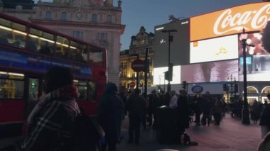 Londra, İngiltere - 22 Aralık: trafik ve akşam Noel ışık ile Piccadilly Circus üzerinde yayalar. Londra'da saat rush, Piccadilly Circus ve Regent Street görüntüleyin; Ultra Hd 4k,