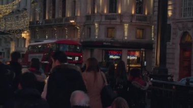 Londra, İngiltere - 22 Aralık: trafik ve akşam Noel ışık ile Piccadilly Circus üzerinde yayalar. Londra'da saat rush, Piccadilly Circus ve Regent Street görüntüleyin; Ultra Hd 4k,