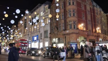 Londra - Aralık 2016: Noel ışıkları ve Londra otobüs istasyonunda meşgul Oxford Street Londra, İngiltere, Birleşik Krallık Aralık, 2016 '. Oxford circus, trafik acele.