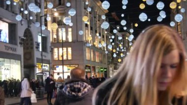 Londra - Aralık 2016: Noel ışıkları ve Londra otobüs istasyonunda meşgul Oxford Street Londra, İngiltere, Birleşik Krallık Aralık, 2016 '. Oxford circus, trafik acele.