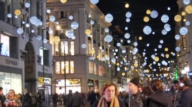 Londra - Aralık 2016: Noel ışıkları ve Londra otobüs istasyonunda meşgul Oxford Street Londra, İngiltere, Birleşik Krallık Aralık, 2016 '. Oxford circus, trafik acele.