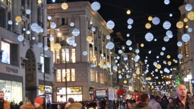 Londra - Aralık 2016: Noel ışıkları ve Londra otobüs istasyonunda meşgul Oxford Street Londra, İngiltere, Birleşik Krallık Aralık, 2016 '. Oxford circus, trafik acele.