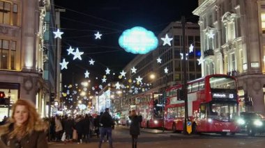 Londra - Aralık 2016: Noel ışıkları ve Londra otobüs istasyonunda meşgul Oxford Street Londra, İngiltere, Birleşik Krallık Aralık, 2016 '. Oxford circus, trafik acele.