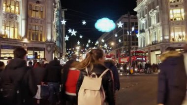 Londra - Aralık 2016: Noel ışıkları ve Londra otobüs istasyonunda meşgul Oxford Street Londra, İngiltere, Birleşik Krallık Aralık, 2016 '. Oxford circus, trafik acele.