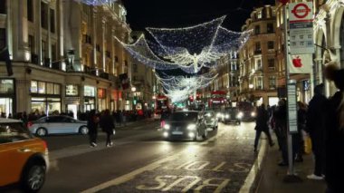 Londra - Aralık 19: Noel ışıkları ekran Regent Caddesi üzerinde Aralık 19, Londra, İngiltere. Modern renkli Noel ışıkları çekmek ve insanlar sokaklarda teşvik.