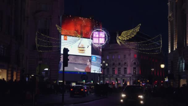 Londyn - Dec 19: Christmas Lights wyświetlacz na Regent Street 19 Dec, Londyn, Wielka Brytania. Nowoczesne kolorowe Boże Narodzenie światła przyciągają i zachęcają ludzi do ulicy. — Wideo stockowe