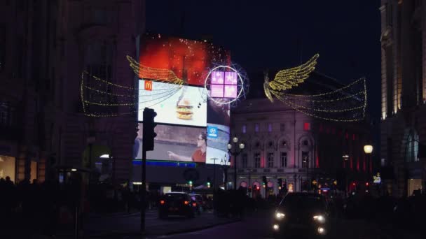 Londen - 19 Dec: Christmas Lights Display op Regent Street op 19 Dec, London, Verenigd Koninkrijk. De moderne kleurrijke Kerstverlichting trekken en moedigen mensen aan de straat. — Stockvideo