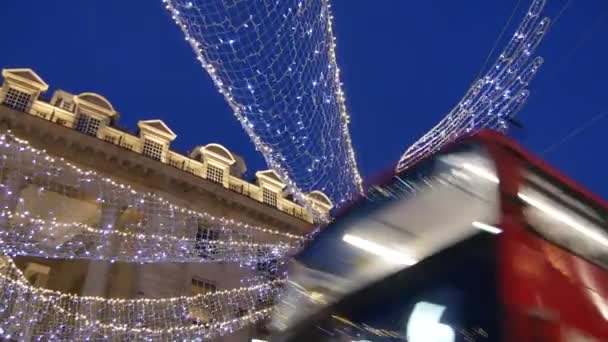 LONDRES - DIC 19: Exhibición de luces de Navidad en Regent Street el 19 de diciembre, Londres, Reino Unido. Las luces de Navidad coloridas modernas atraen y animan a la gente a la calle . — Vídeos de Stock