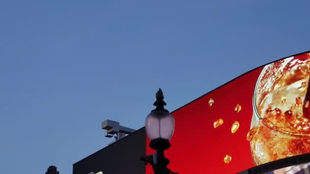 LONDRES, Reino Unido - 22 de diciembre: Tráfico y peatones en Piccadilly Circus por la noche con luz navideña. Hora punta en Londres, vista al Circo Piccadilly y Regent Street; ULTRA HD 4k , — Vídeo de stock