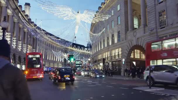 Londyn - Dec 19: Christmas Lights wyświetlacz na Regent Street 19 Dec, Londyn, Wielka Brytania. Nowoczesne kolorowe Boże Narodzenie światła przyciągają i zachęcają ludzi do ulicy. — Wideo stockowe