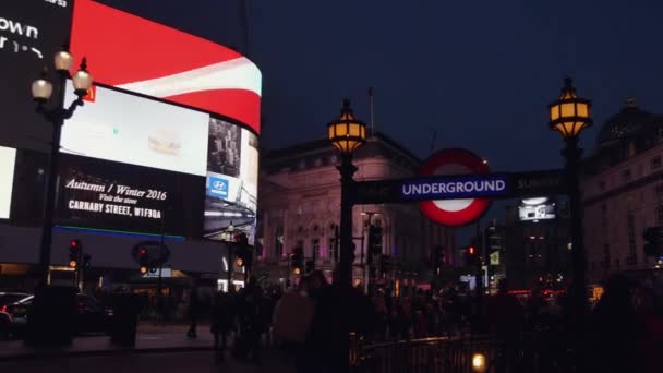 London, Verenigd Koninkrijk - 22 december: verkeer en voetgangers op Piccadilly Circus in de avond met Kerstmis licht. Rush hour in Londen, met het oog op de Piccadilly Circus en Regent Street; Ultra Hd 4k, — Stockvideo